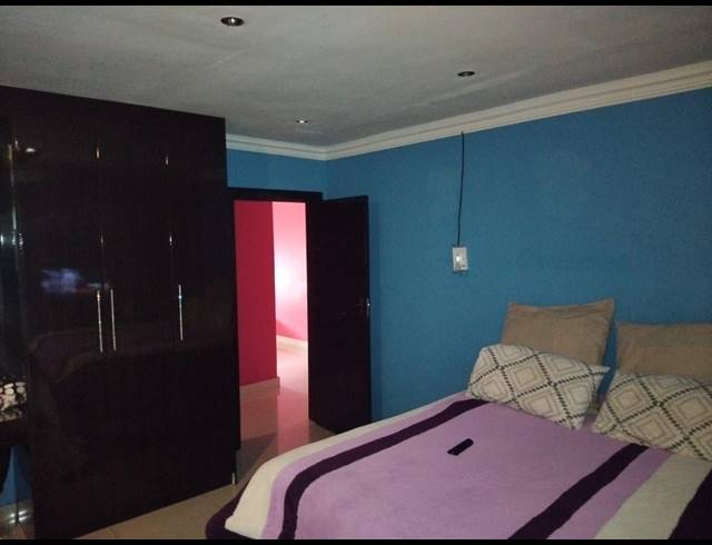 4 BEDROOM FREEHOLD FOR SALE IN WOODHILL ESTATE